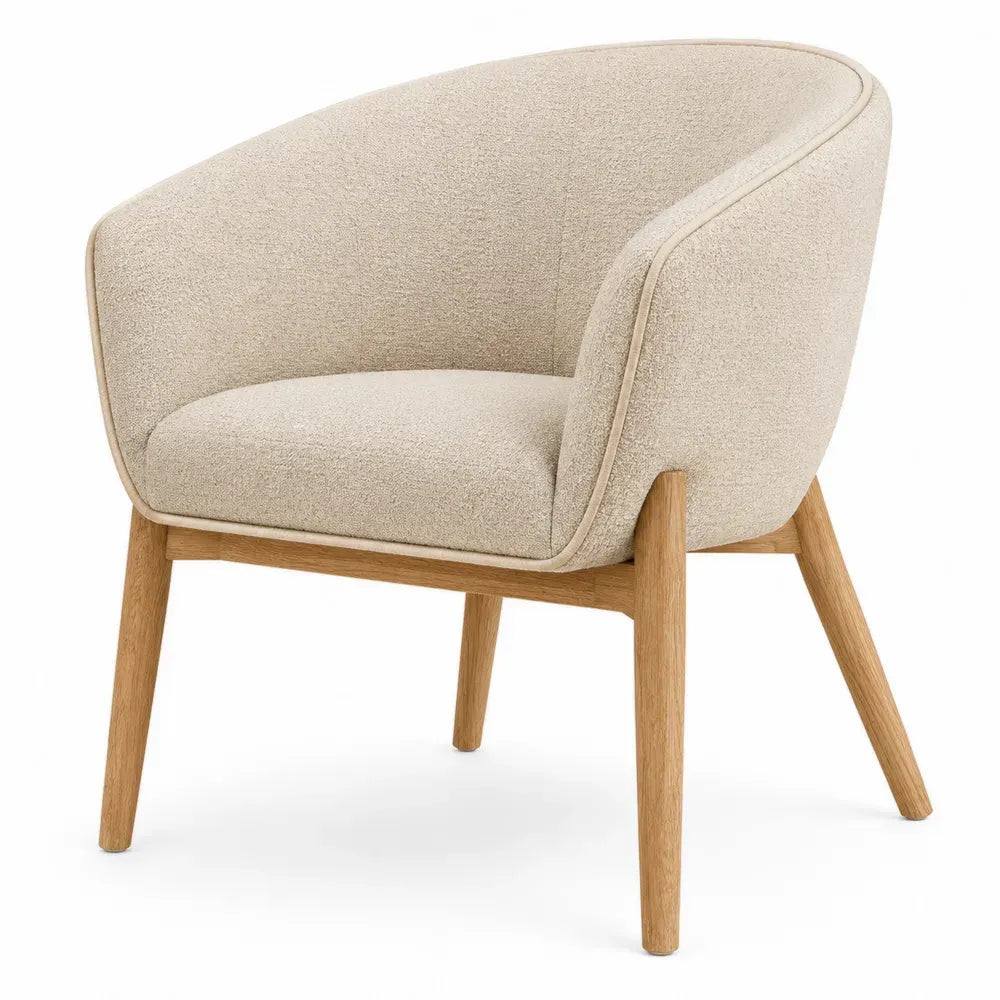 Silla butaca tapizada en tejido bouclé beige con respaldo curvado reposabrazos integrados y patas de haya 70 x 70 x 75 cm