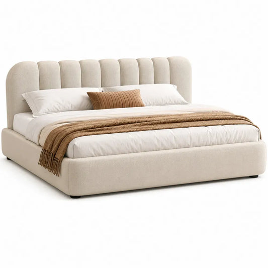 Cama tapizada beige con cabecero acolchado de paneles verticales estructura de madera y patas de madera sin dimensiones especificadas